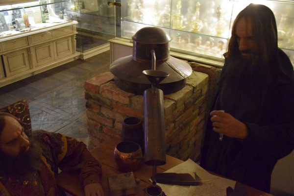 historische Figur zur Wodkaherstellung