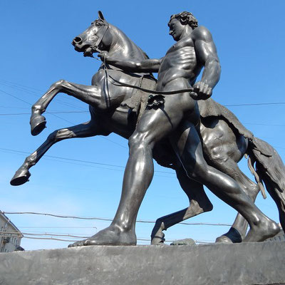 Figur auf der Brücke
