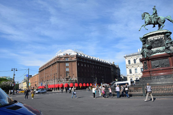 Hotel Astoria mit Reiterfigur Alexander II.