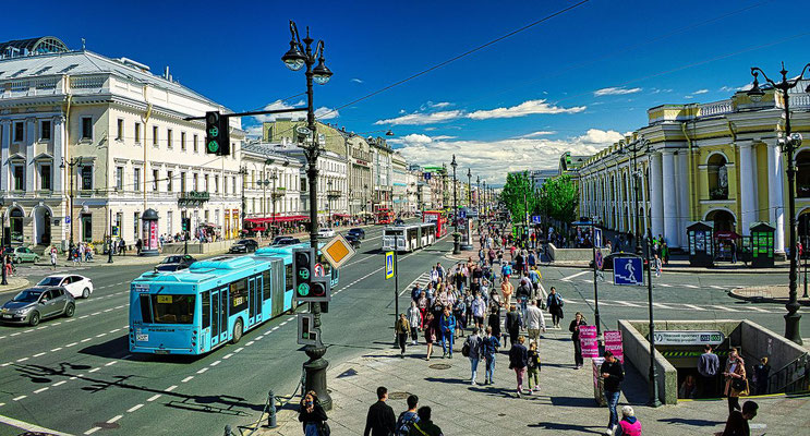Newski Prospekt mit Eingang zur Metro und Kaufhaus Gostiny Dwor