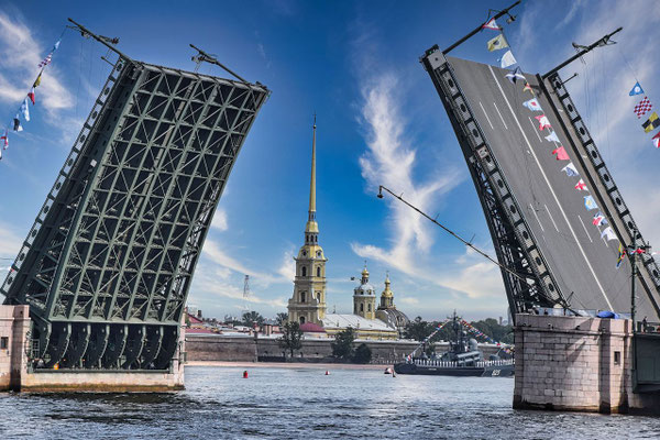 offene Schlossbrücke im Hintergrund die Peter und Paul Festung