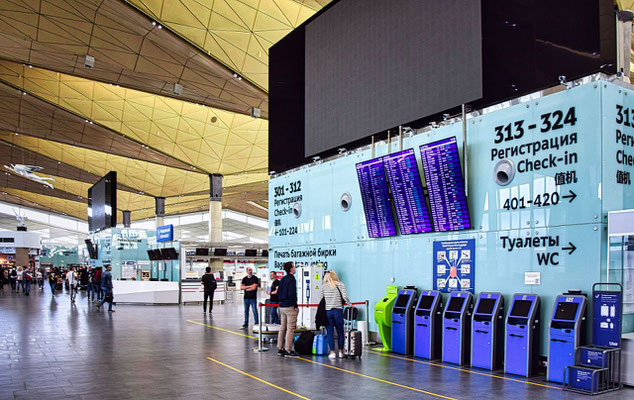 Wartehalle im Flughafen Sankt Petersburg