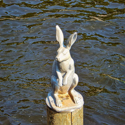 kleiner Hase an der Brücke bei einem Tagesausflug St. Petersburg