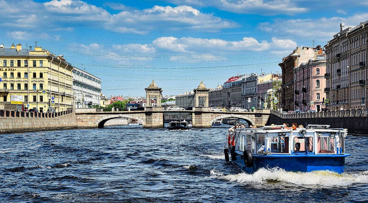 Lomonossow Brücke mit dem Boot