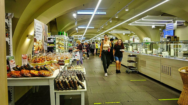 Lebensmittelmarkt im unteren Bereich der Passage