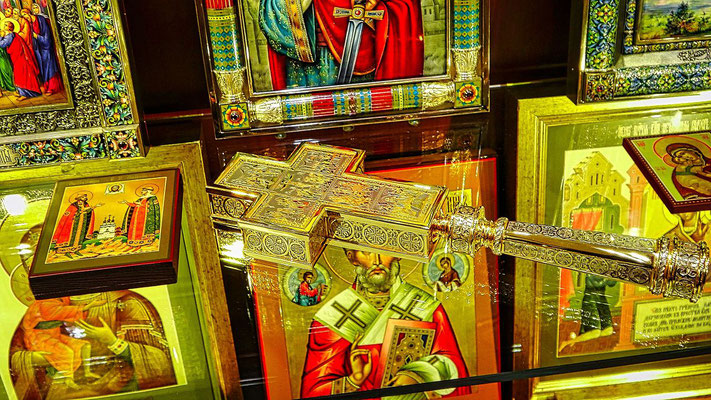 Kreuz aus Gold und Silber