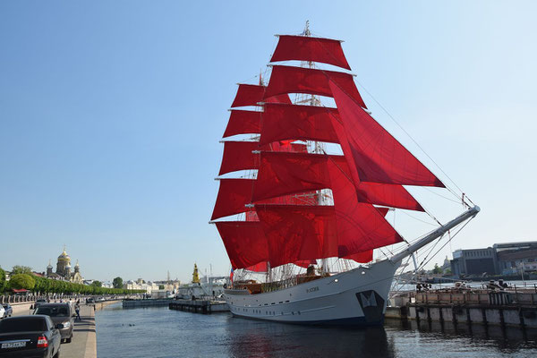 Schiff mit roten Segeln bei einer Führung durch St Petersburg