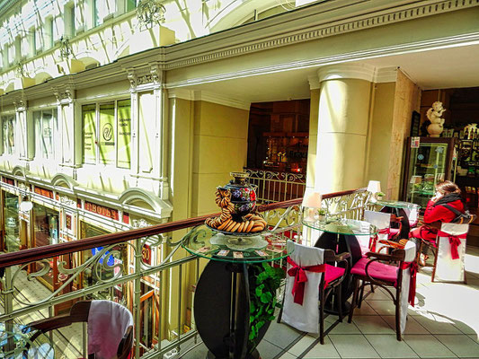 Cafe in der Passage auf der 2. Etage