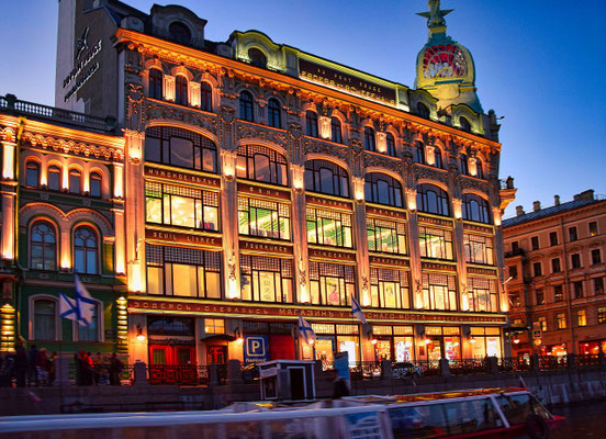 Bootsfahrt in der Nacht hier sehen wir ein Kaufhaus in Sankt Petersburg
