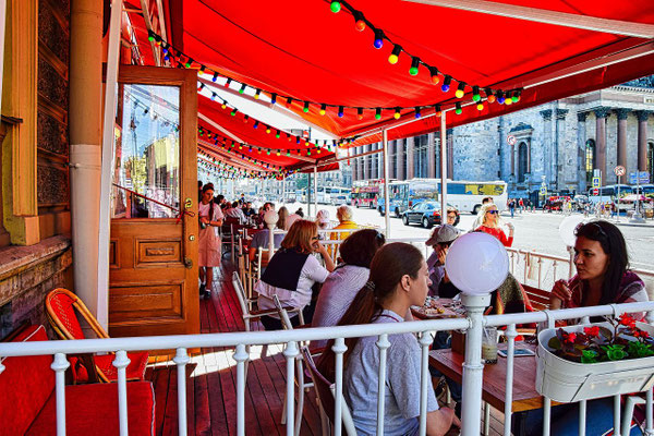 Straßenkaffe an der Isaakskathedrale