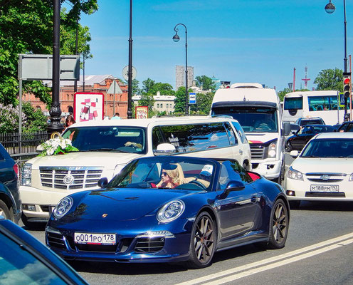 Autos aus Deutschland im Stadtzentrum Sankt Petersburgs