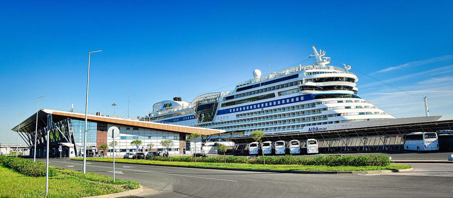    St. Petersburg visafrei   Schiff im Passagierschiffhafen Sankt Petersburg     