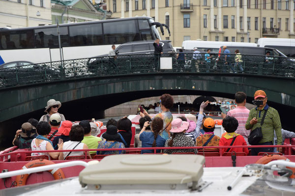 Gäste aus China auf einem Boot