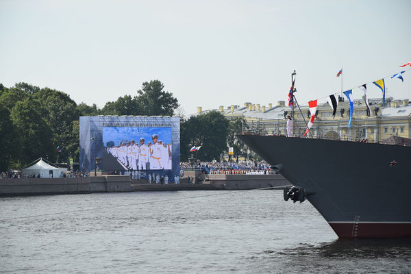 Sankt Petersburg am Feiertag großer Bildschirm und Schiff der Parade