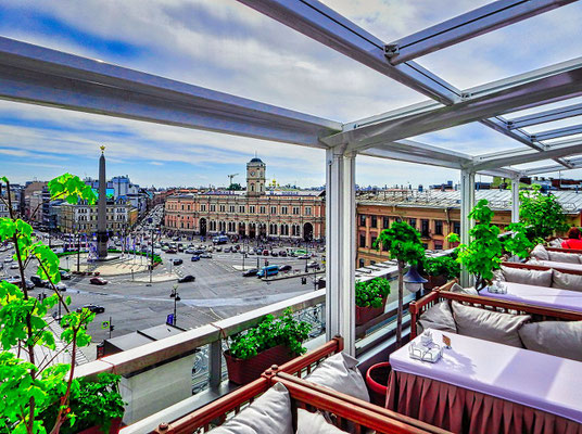 Ausblick vom Restaurant mit Dachterasse auf den Platz des Sieges
