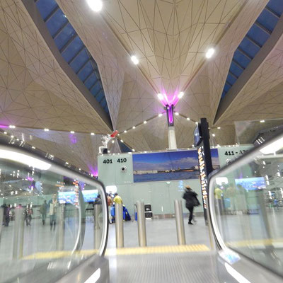 Flughafen St. Petersburg - Ende der Rolltreppe - wenn Sie Sankt Petersburg besuchen, so beginnt hier Ihr Erlebnis.