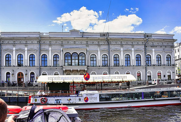 das Faberge Museum vom Boot aus