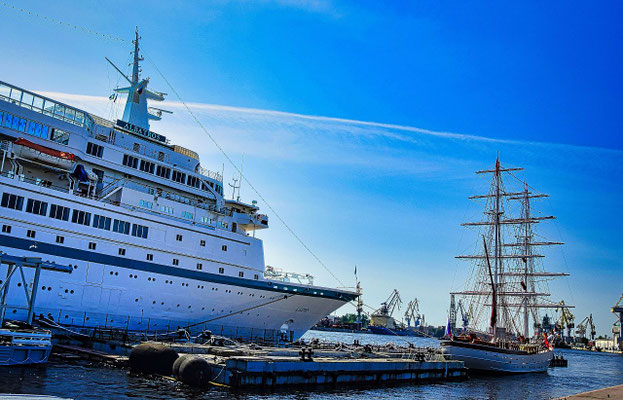 Passagierschiff an der Uferstraße in St Petersburg
