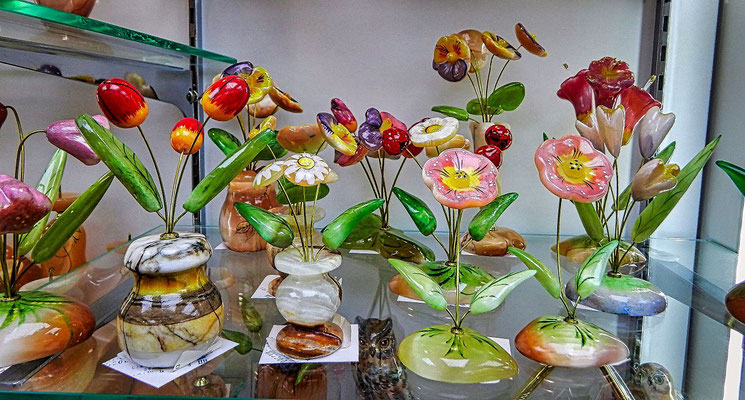 Blumen aus farbigen Steinen gefertigt
