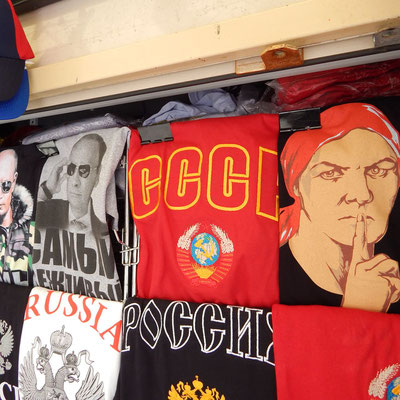 Verkaufstand mit T-Shirts