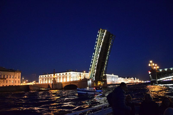 die geöffnete Brücke bei Nacht vom Boot aus