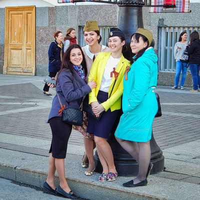 im Zentrum Sankt Petersburg junge Mädchen am Feiertag