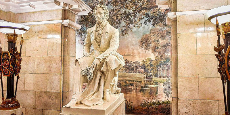 Denkmal an den Dichter Puschkin in der Metro