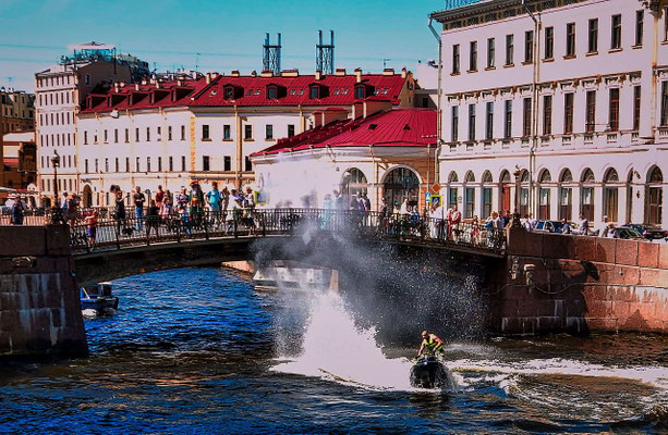 am Kanal Jet-Ski bespritzt die Besucher
