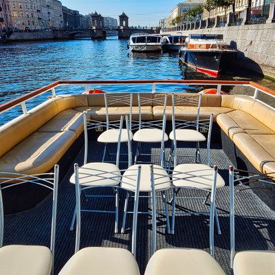 Die Kanalfahrt – Bootsfahrt in Sankt Petersburg - die Besichtigung der Stadt auf dem Wasser