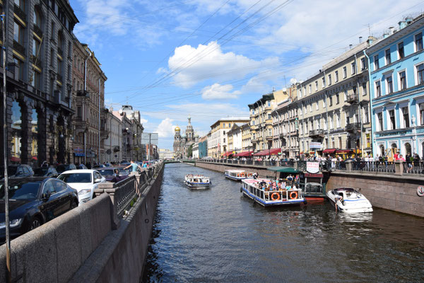 Kanal Boot im Hintergrund die Blutskirche