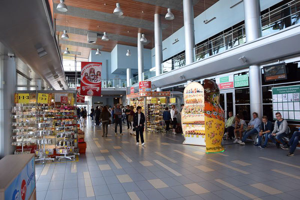 Wartehalle mit Souvenirläden