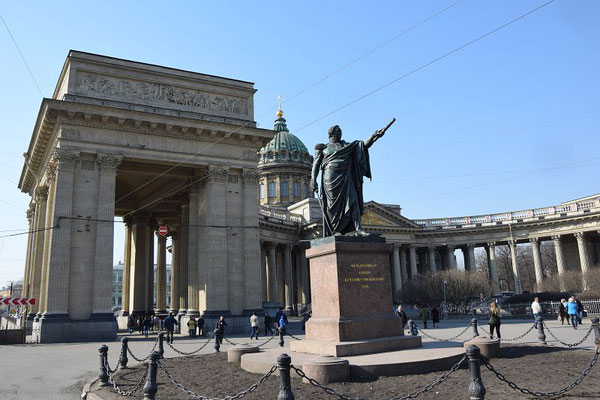 Kasaner Kathedrale mit Denkmal davor