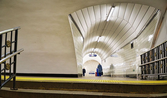 Tunnel zu den Bansteigen der Metro