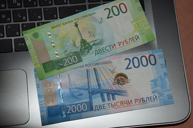 die neuen 200 Rubelscheine und 2000 Rubelscheine